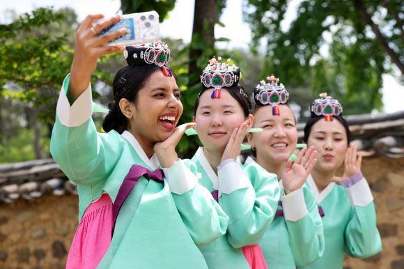 11일 경북 경산시 영남대 민속촌에서 유학생들이 한국 전통 여성 성년식인 ‘계례’를 체험한 뒤 기념 촬영을 하고 있다. 2026.5.11 연합뉴스