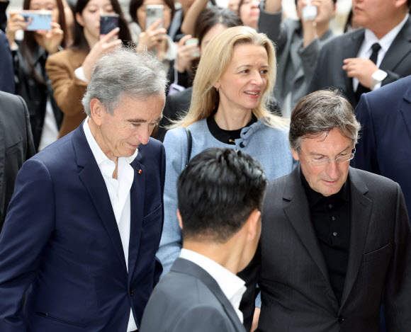 베르나르 아르노 루이뷔통모에헤네시(LVMH) 회장이 11일 서울 소공동 신세계백화점 본점을 방문하고 있다. 2026.5.11  연합뉴스