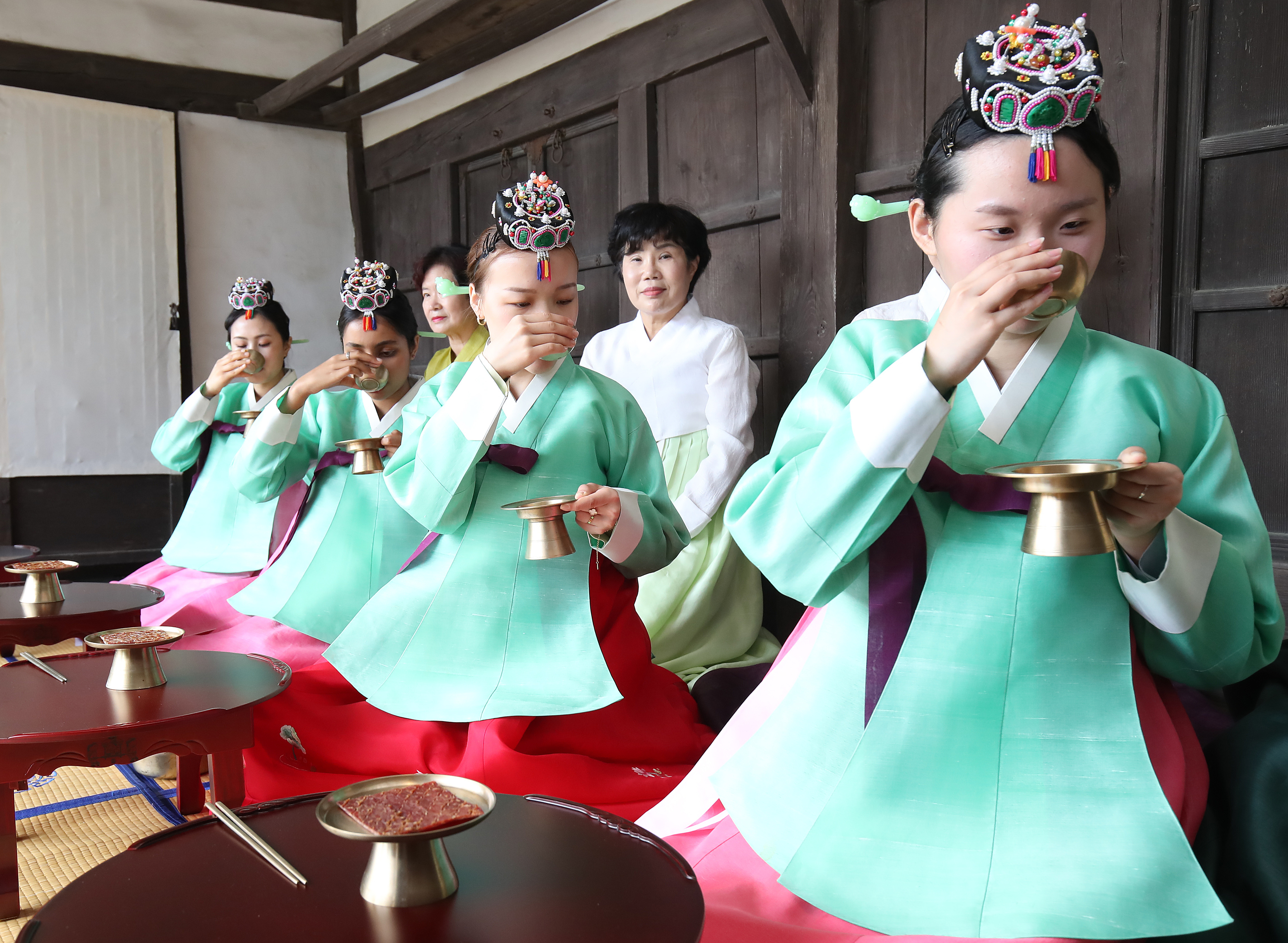 11일 오전 경북 경산시 영남대 민속촌에서 열린 ‘외국인 유학생과 함께하는 관례·계례’에 참여한 여학생들이 한국 전통 성년식을 체험하고 있다. 2026.5.11. 뉴스1