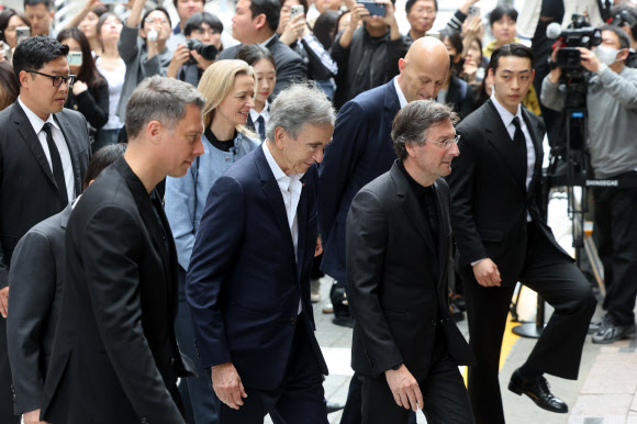 베르나르 아르노 루이뷔통모에헤네시(LVMH) 회장이 11일 서울 소공동 신세계백화점 본점을 방문하고 있다. 2026.5.11  연합뉴스
