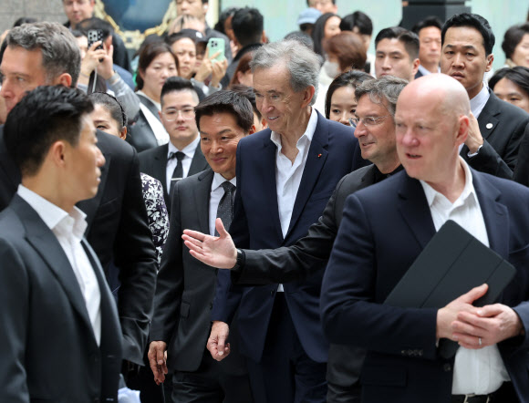 베르나르 아르노 루이뷔통모에헤네시(LVMH) 회장이 11일 서울 소공동 신세계백화점 본점을 방문하고 있다. 2026.5.11  연합뉴스
