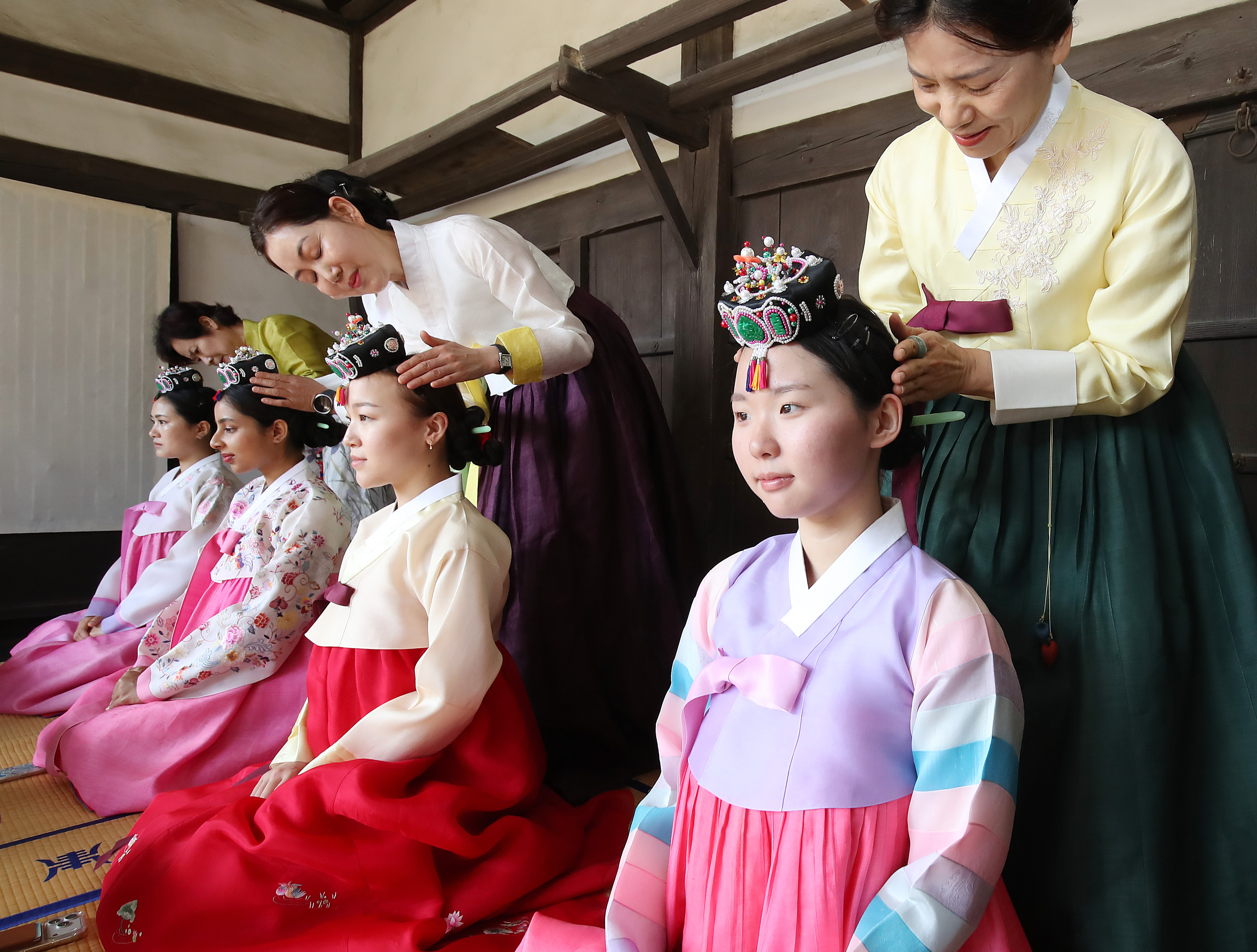 11일 오전 경북 경산시 영남대 민속촌에서 열린 ‘외국인 유학생과 함께하는 관례·계례’에 참여한 여학생들이 한국 전통 성년식을 체험하고 있다. 2026.5.11. 뉴스1
