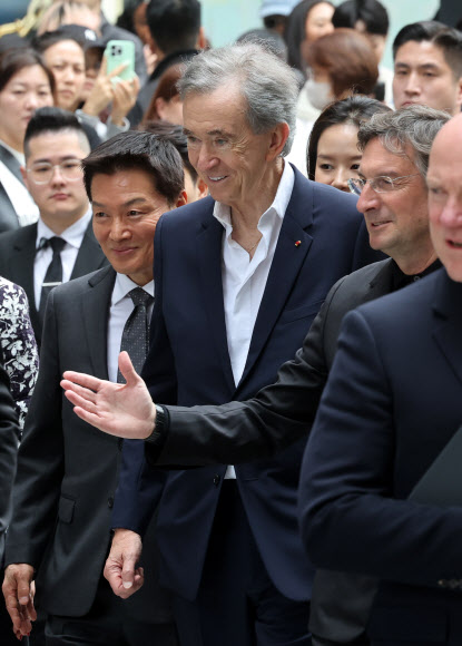 베르나르 아르노 루이뷔통모에헤네시(LVMH) 회장이 11일 서울 소공동 신세계백화점 본점을 방문하고 있다. 2026.5.11  연합뉴스