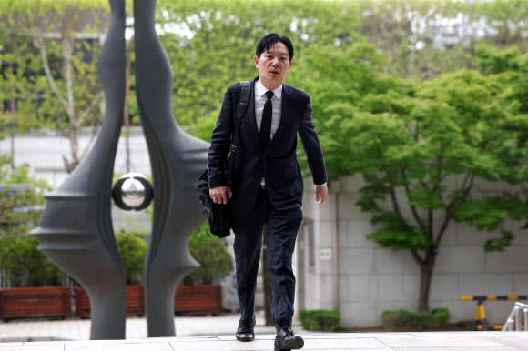 11일 대검찰청이 감찰위원회를 열고 쌍방울 대북송금 수사 과정에서 ‘연어 술파티’ 진술 회유 의혹이 제기된 박상용 인천지검 부부장 검사의 징계 여부를 심의할 것으로 알려진 가운데 박 검사가 대기를 위해 서초동 대검찰청 민원실로 들어가고 있다. 2026.5.11  연합뉴스