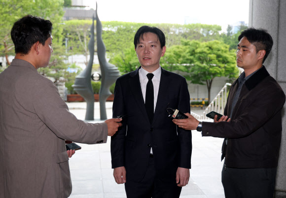 11일 대검찰청이 감찰위원회를 열고 쌍방울 대북송금 수사 과정에서 ‘연어 술파티’ 진술 회유 의혹이 제기된 박상용 인천지검 부부장 검사의 징계 여부를 심의할 것으로 알려진 가운데 박 검사가 대기를 위해 서초동 대검찰청 민원실로 들어가며 취재진의 질문에 답하고 있다. 2026.5.11  연합뉴스