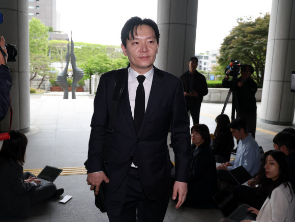 11일 대검찰청이 감찰위원회를 열고 쌍방울 대북송금 수사 과정에서 ‘연어 술파티’ 진술 회유 의혹이 제기된 박상용 인천지검 부부장 검사의 징계 여부를 심의할 것으로 알려진 가운데 박 검사가 대기를 위해 서초동 대검찰청 민원실로 들어가고 있다. 2026.5.11  연합뉴스