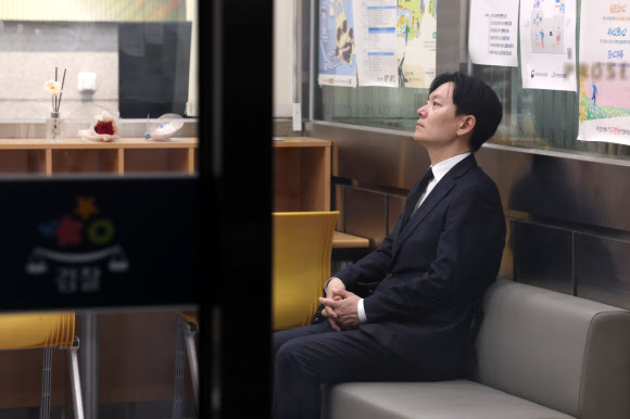 11일 대검찰청이 감찰위원회를 열고 쌍방울 대북송금 수사 과정에서 ‘연어 술파티’ 진술 회유 의혹이 제기된 박상용 인천지검 부부장 검사의 징계 여부를 심의할 것으로 알려진 가운데 박 검사가 대기를 위해 서초동 대검찰청 민원실로 들어가 있다. 2026.5.11  연합뉴스