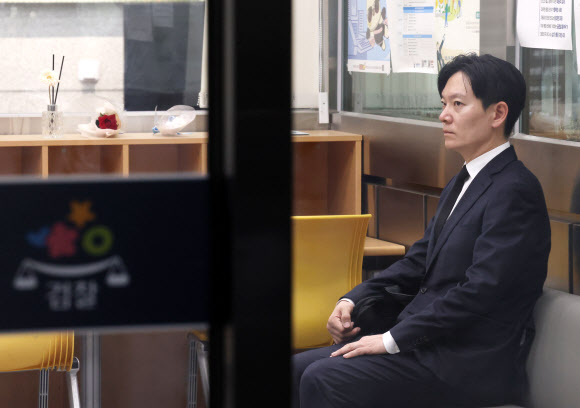11일 대검찰청이 감찰위원회를 열고 쌍방울 대북송금 수사 과정에서 ‘연어 술파티’ 진술 회유 의혹이 제기된 박상용 인천지검 부부장 검사의 징계 여부를 심의할 것으로 알려진 가운데 박 검사가 서초동 대검찰청 민원실에서 대기하고 있다. 2026.5.11  연합뉴스