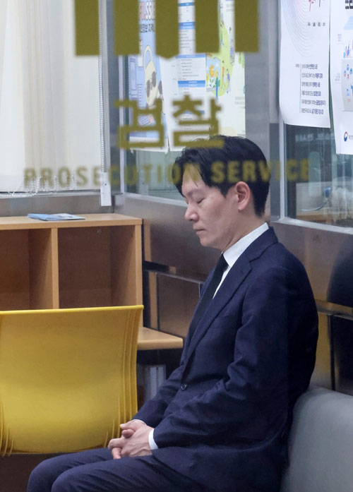 쌍방울 대북송금 사건 수사 과정에서 ‘연어 술파티 진술 회유 의혹’을 받는 박상용 인천지검 부부장검사가 11일 서울 서초구 대검찰청에서 열리는 감찰위원회에 출석을 자청하며 민원실에 대기하고 있다. 법조계에 따르면 대검찰청은 이르면 이날 감찰위원회를 열고 박 검사에 대한 징계 여부를 심의할 예정이다. 대검 감찰위는 박 검사에게 제기된 진술 회유 의혹과 관련해 징계 청구 필요성이 있는지, 필요하다면 어느 정도 수위가 적정한지를 논의할 것으로 보인다. 2026.5.11 뉴스1