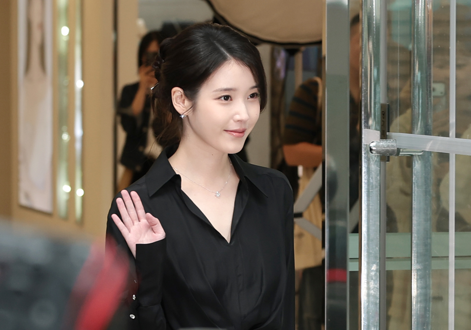 배우 겸 가수 아이유가 11일 서울 송파구에 위치한 ‘21세기 대군부인’ 촬영지인 제이에스티나 본사 쇼룸에 도착해 인사를 하고 있다. 2026.5.11. 뉴스1