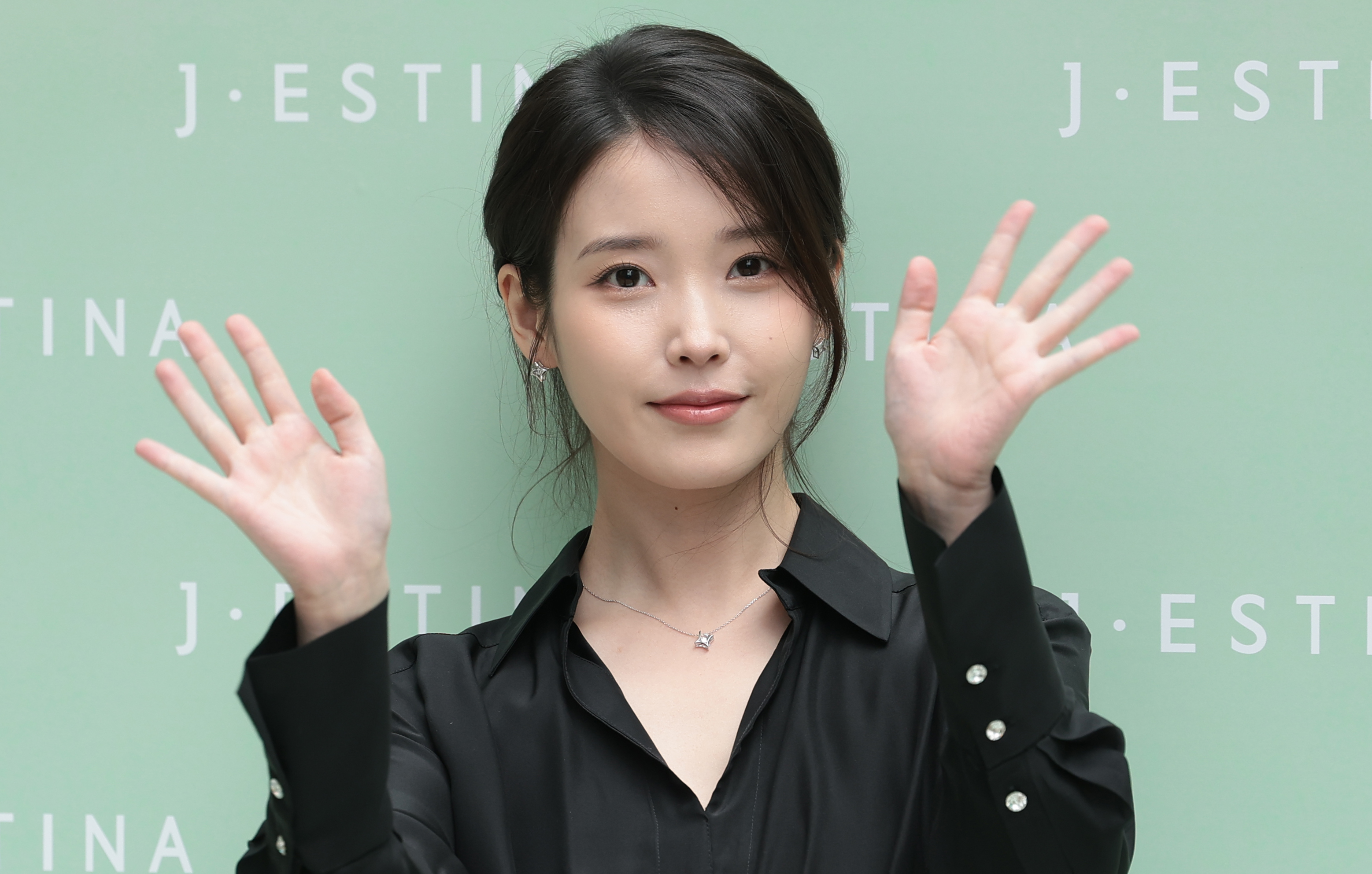 배우 겸 가수 아이유가 11일 서울 송파구 제이에스티나 본사 쇼룸에서 열린 포토콜 행사에 참석해 포즈를 취하고 있다. 2026.5.11. 뉴스1