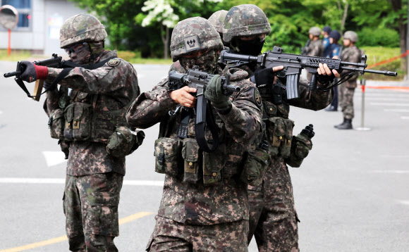 11일 경기도 화성시 한국지역난방공사 동탄지사에서 열린 ‘2026년 수도군단 대침투 종합훈련’에서 육군 수도군단 예하 제51보병사단 장병들이 미상의 자폭드론 공격으로 인한 폭발 상황을 가정해 훈련하고 있다. 2026.5.11  연합뉴스
