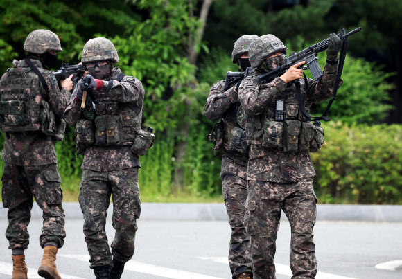 11일 경기도 화성시 한국지역난방공사 동탄지사에서 열린 ‘2026년 수도군단 대침투 종합훈련’에서 육군 수도군단 예하 제51보병사단 장병들이 미상의 자폭드론 공격으로 인한 폭발 상황을 가정해 훈련하고 있다. 2026.5.11  연합뉴스