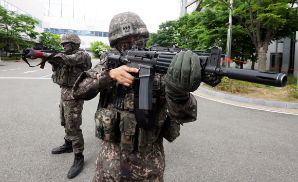 11일 경기도 화성시 한국지역난방공사 동탄지사에서 열린 ‘2026년 수도군단 대침투 종합훈련’에서 육군 수도군단 예하 제51보병사단 장병들이 미상의 자폭드론 공격으로 인한 폭발 상황을 가정해 훈련하고 있다. 2026.5.11  연합뉴스