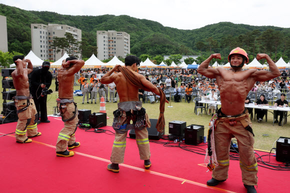 11일 충남 공주시 중앙소방학교에서 열린 제39 회 전국소방기술경연대회에서 몸짱소방관 경연대회에 출전한 소방관들이 멋진 근육을 뽐내고 있다. 2026.5.11  연합뉴스