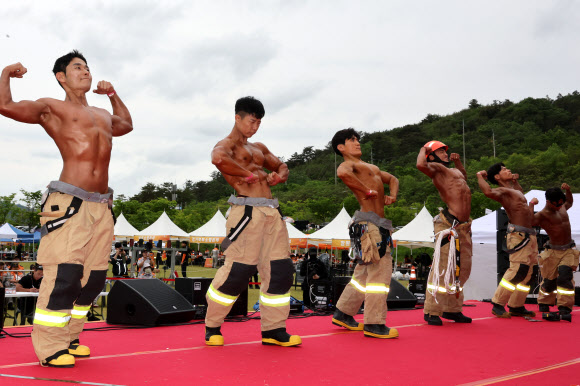 11일 충남 공주시 중앙소방학교에서 열린 제39 회 전국소방기술경연대회에서 몸짱소방관 경연대회에 출전한 소방관들이 멋진 근육을 뽐내고 있다. 2026.5.11  연합뉴스