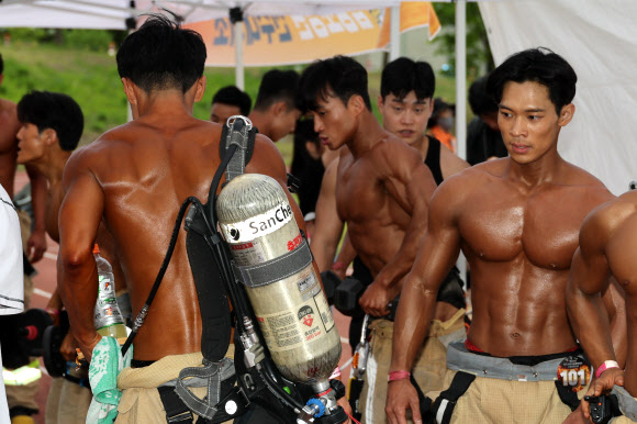 11일 충남 공주시 중앙소방학교에서 열린 제39 회 전국소방기술경연대회에서 몸짱소방관 경연대회에 출전한 소방관들이 복장을 갖추고 있다. 2026.5.11  연합뉴스