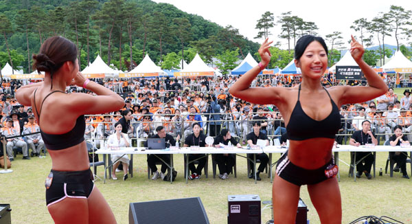 11일 충남 공주시 사곡면 중앙소방학교에서 열린 전국소방기술경연대회 몸짱 소방관 경연대회에서 여성 소방관들이 건강한 몸매를 뽐내고 있다. 2026.05.11. 뉴시스
