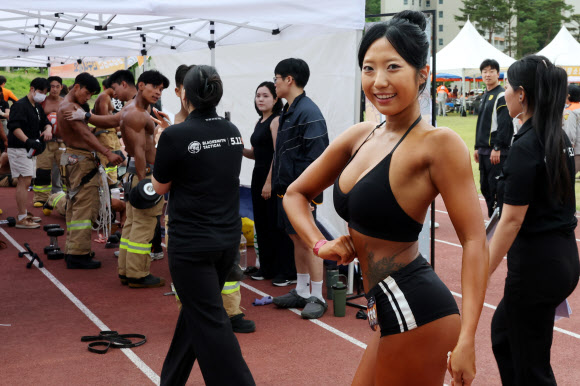 11일 충남 공주시 중앙소방학교에서 열린 제39 회 전국소방기술경연대회에서 몸짱소방관 경연대회에 출전한 소방관들이 무대에 오를 준비를 하고 있다. 2026.5.11  연합뉴스