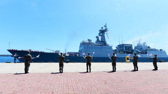 해군 구축함 문무대왕함(DDH-Ⅱ, 4,400톤급)이 미국 국제관함식 참가를 위해 11일 제주해군기지에서 기동함대사령부 장병들의 환송을 받으며 출항하고 있다. 2026.5.11  해군 제공
