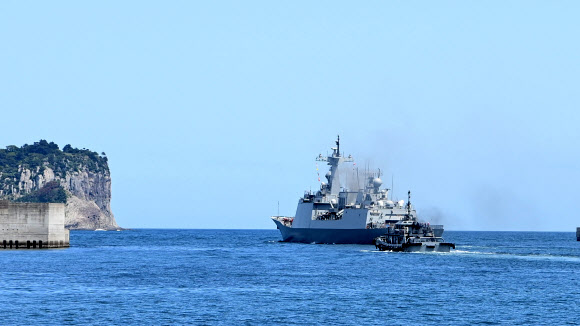 해군 구축함 문무대왕함(DDH-Ⅱ, 4,400톤급)이 미국 국제관함식 참가를 위해 11일 제주해군기지에서 출항하고 있다. 2026.5.11  해군 제공