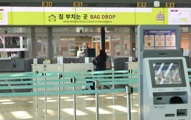 중동전쟁으로 항공유 가격이 급등하면서 저비용항공사(LCC)의 고용 불안이 현실화하고 있다. 사진은 지난 10일 인천국제공항 제2여객터미널 진에어 탑승수속 카운터 모습. 2026.5.10 연합뉴스