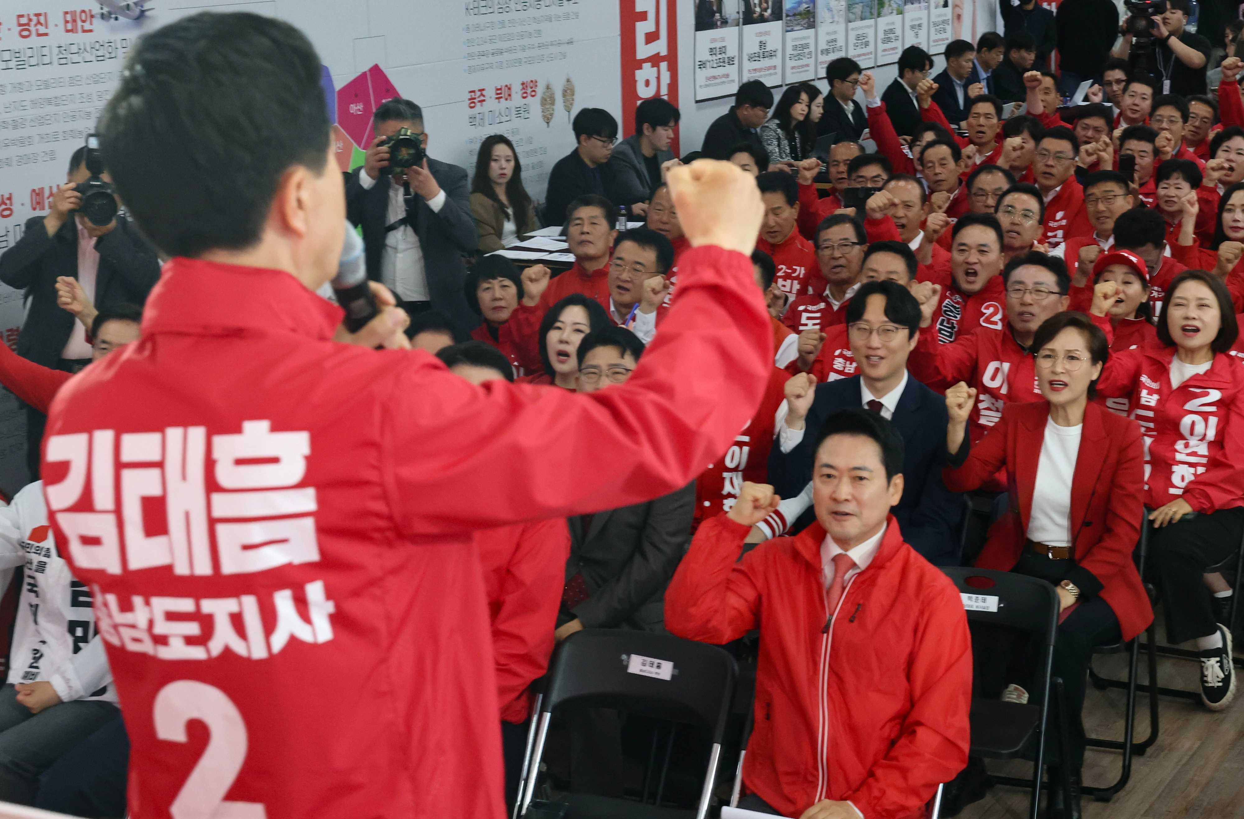 국민의힘 김태흠 충남도지사 후보가 12일 충남 천안시 김태흠 충남지사 후보 선거사무소에서 열린 제9회 전국동시지방선거 충남도당 당직자 회의 및 필승결의대회에서 구호를 외치고 있다. 천안 연합뉴스