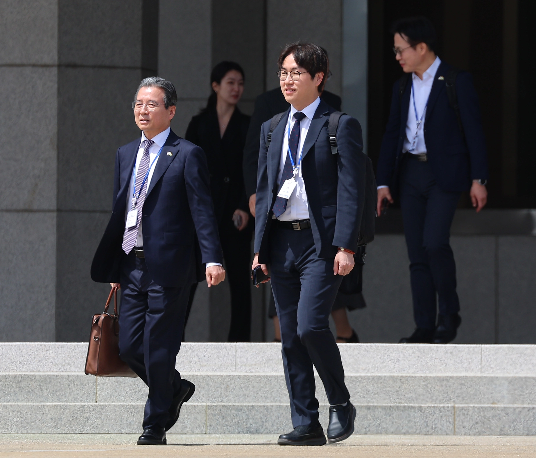 (성남=연합뉴스) 김도훈 기자 = 이재명 대통령의 인도·베트남 순방을 동행 수행하는 김용범 정책실장과 하정우 AI미래기획수석이 19일 성남 서울공항에서 공군 1호기로 향하고 있다. 2026.4.19