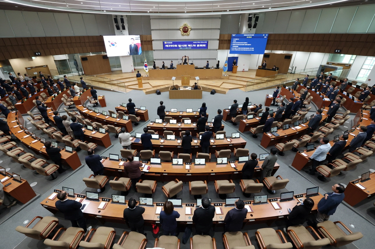 12일 경기도의회 본회의장에서 제390회 임시회 제1차 본회의가 열린 가운데, 본회의장에 모인 의원들이 국기에 대한 경례를 하며 개회식에 임하고 있다.(사진=경기도의회)
