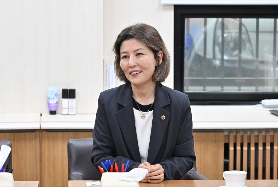 몽골 내방 대표단과 대화하는 아이수루 시의원. 서울시의회 제공