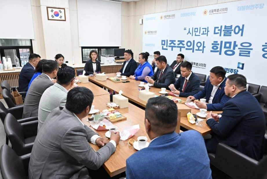 몽골 지방의회 및 지역 행정 관계자 등과 대화하는 아이수루 의원. 서울시의회 제공