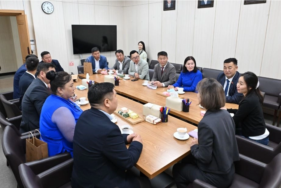 몽골 지방의회 및 지역 행정 관계자 등과 대화하는 아이수루 의원. 서울시의회 제공