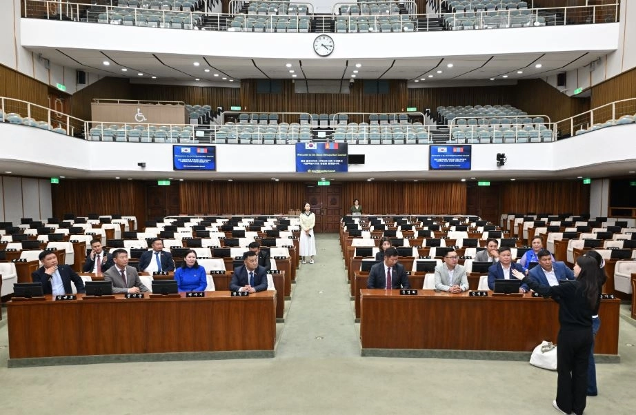 몽골 지방의회 및 지역 행정 관계자 등 시의회 본회의장 참관. 서울시의회 제공