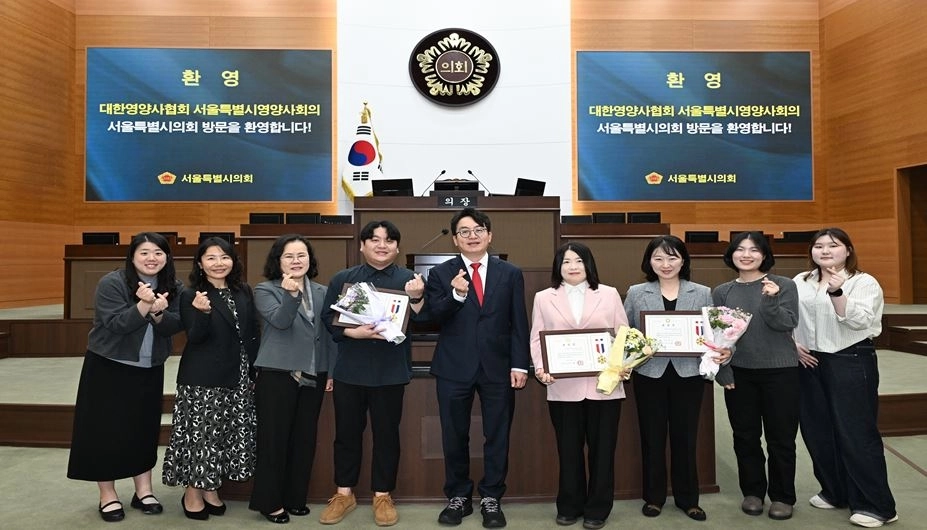 서울 지역 급식관리지원센터 영양사들과 기념촬영을 하는 이상욱 시의원(가운데). 서울시의회 제공
