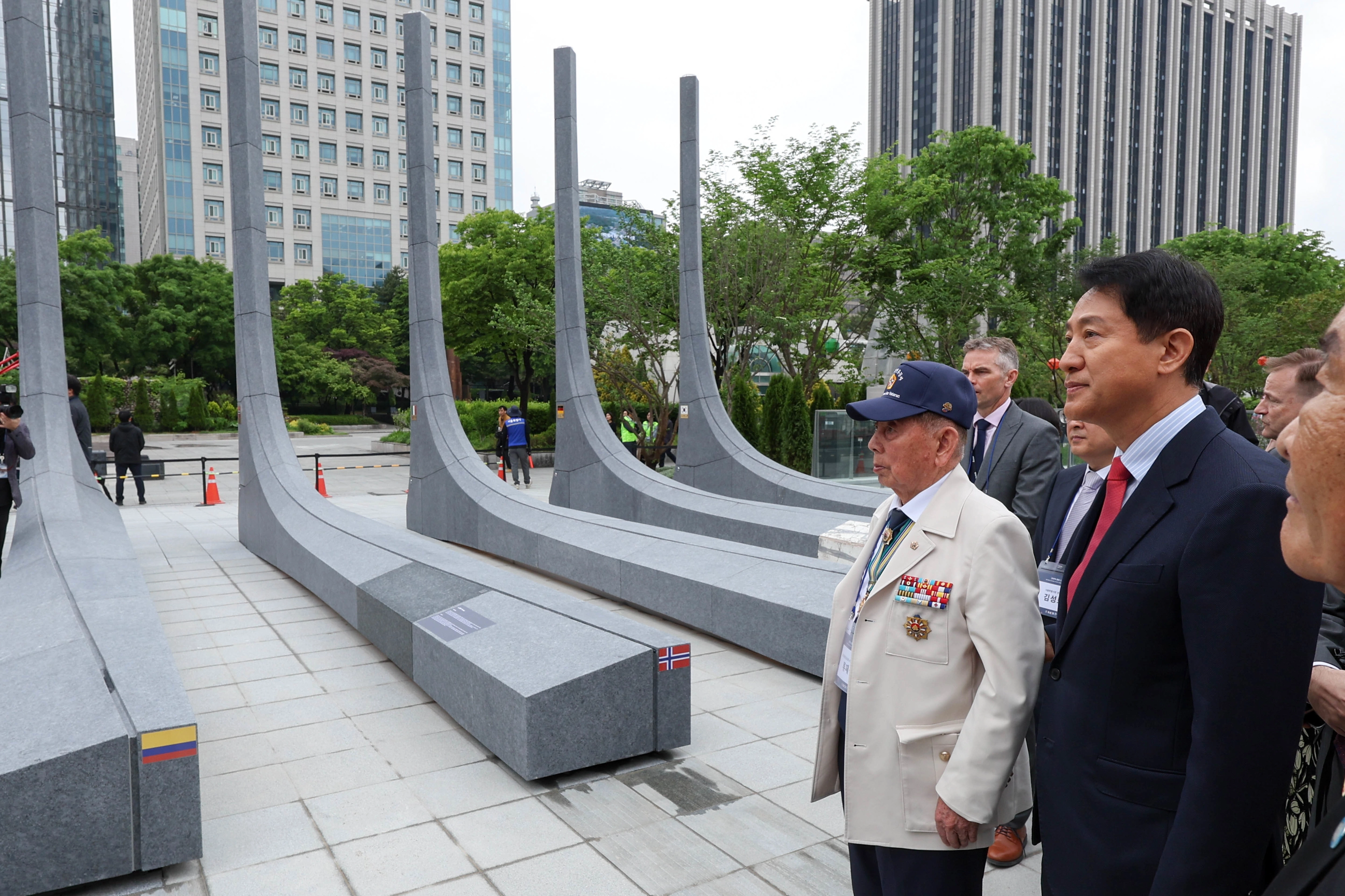 준공식 참석하고  12일 오세훈(오른쪽) 국민의힘 서울시장 후보가 광화문광장에서 열린 ‘감사의 정원 준공식’에 참석한 모습.
뉴스1