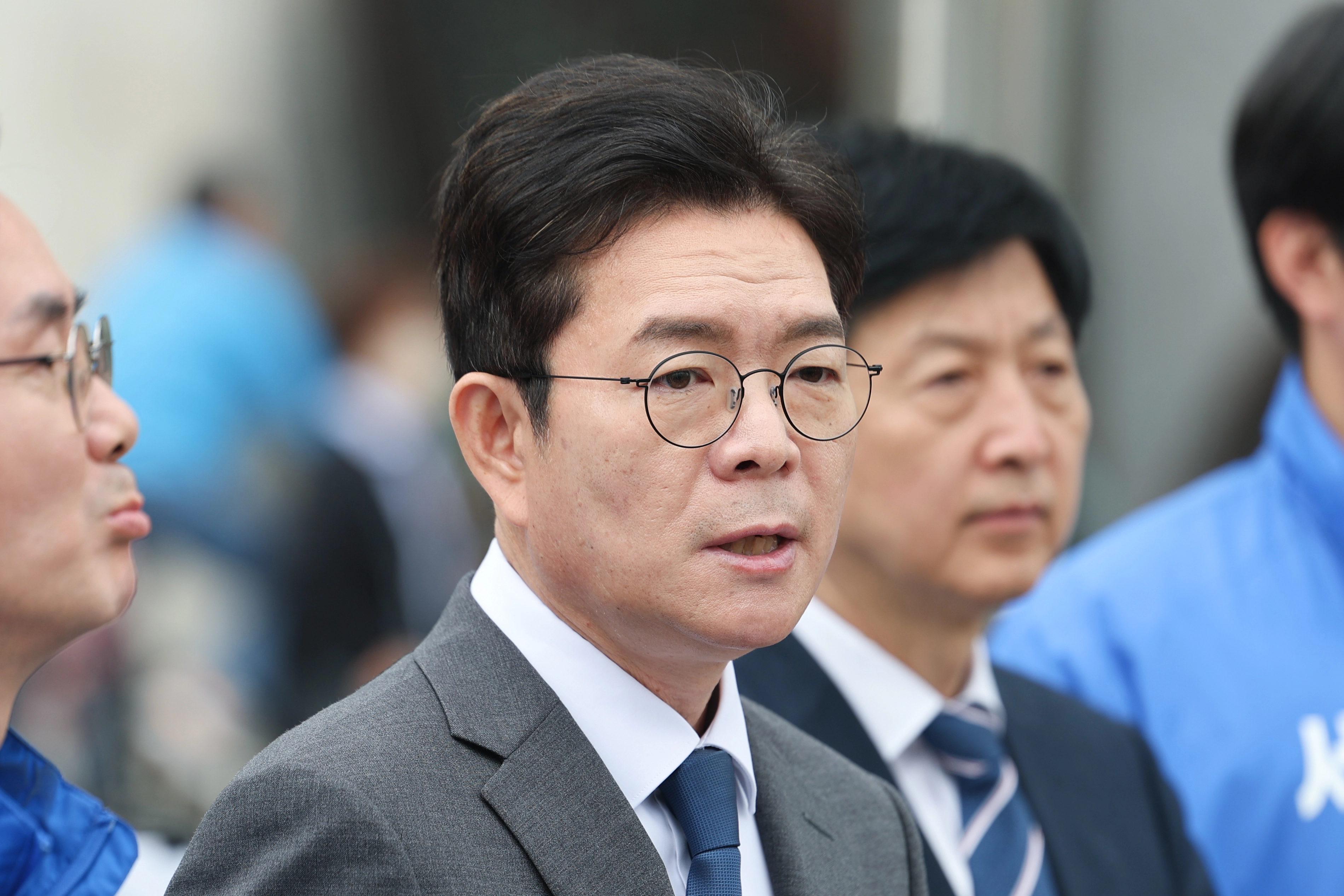 정원오(왼쪽 두 번째) 더불어민주당 서울시장 후보가 12일 서울 동대문구 청량리역 광장에서 ‘서울 공간 대전환’ G2 공약을 발표하고 있다. 
연합뉴스