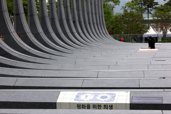 12일 서울 광화문광장에 준공된 ‘감사의정원’을 한 시민이 둘러보고 있다. 2026.5.12  연합뉴스