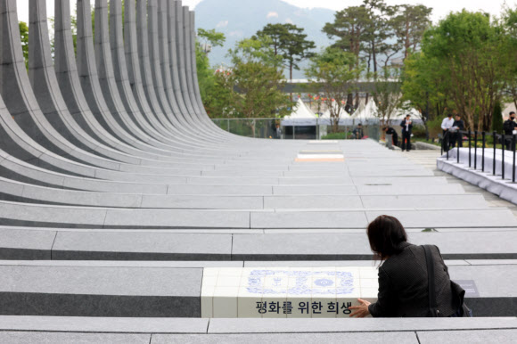 12일 서울 광화문광장에 준공된 ‘감사의정원’에서 한 시민이 정원을 둘러보고 있다. 2026.5.12  연합뉴스