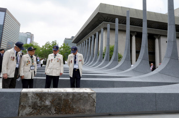 12일 오전 서울 광화문광장에서 열린 ‘감사의 정원’ 준공식에서 6.25 참전 용사들이  22개국 참전 국가를 상징하는 조형물을 보고 있다. 2026.5.12  공동취재