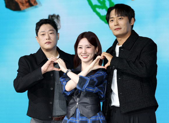 배우 최대훈(오른쪽부터), 박은빈, 임성재가 12일 서울 종로구 JW 메리어트동대문스퀘어서울에서 열린 넷플릭스 시리즈 ‘원더풀스’ 제작보고회에서 포즈를 취하고 있다. 2026.5.12  연합뉴스