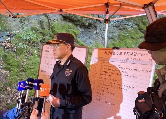 김택수 경북 청송경찰서장이 12일 오후 경북 청송군 주왕산국립공원에서 실종 이틀 만에 숨진 채 발견된 초등학생과 관련해 언론 브리핑을 실시하고 있다. 2026.5.12  연합뉴스