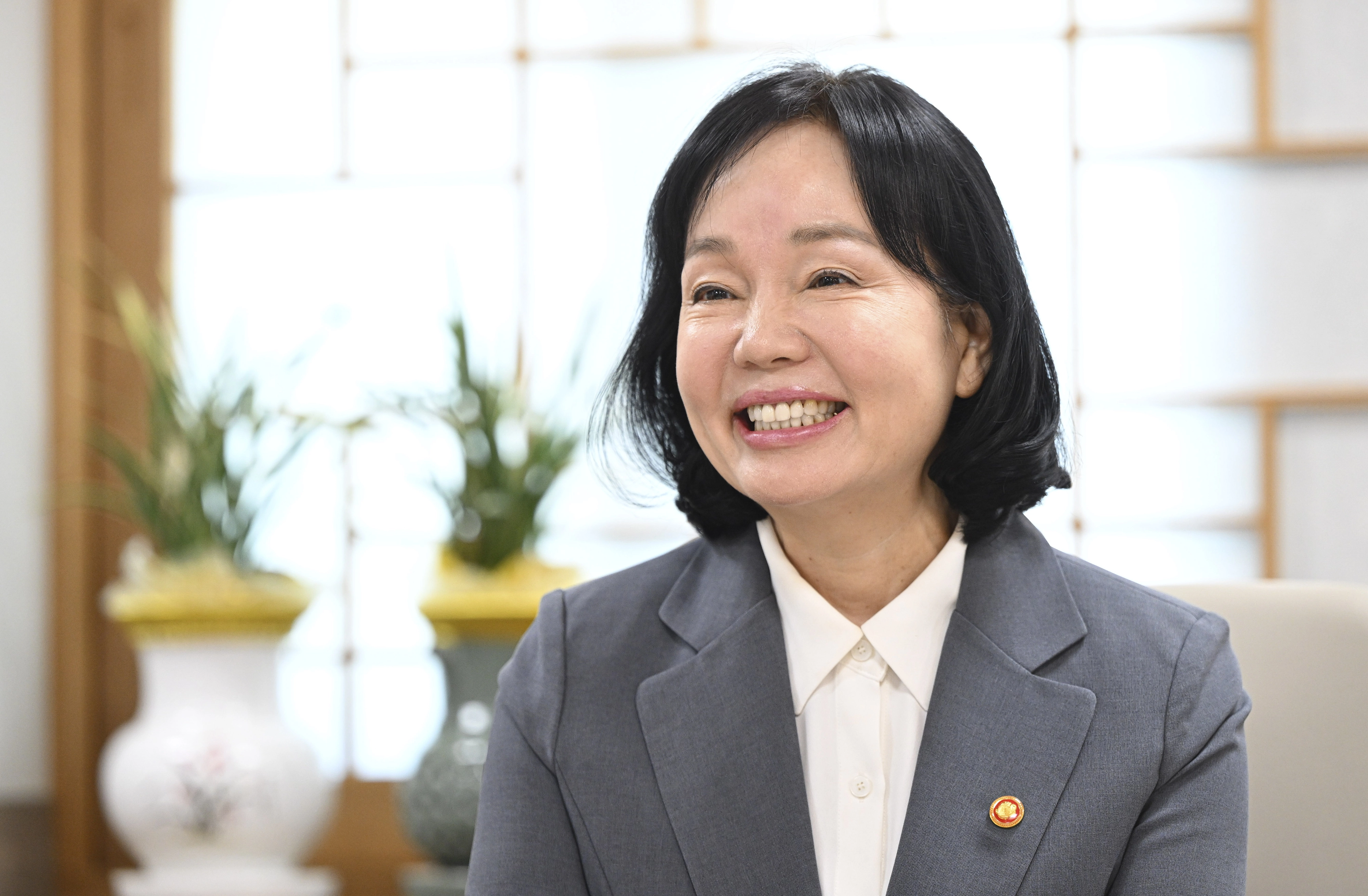 ‘현장에 답이 있다’는 생각을 갖고 있는 송경희 개인정보보호위원회 위원장은 개인정보 정책 현장을 직접 찾아 의견을 청취하고 있다. 개인정보가 AI기술 발전에 발목을 잡지 않도록 가명화 절차 간소화, 사전적정성 검토 등 각종 지원사업을 시행하는 것도 현장의 의견을 정책에 반영한 것이다. 
이지훈 기자