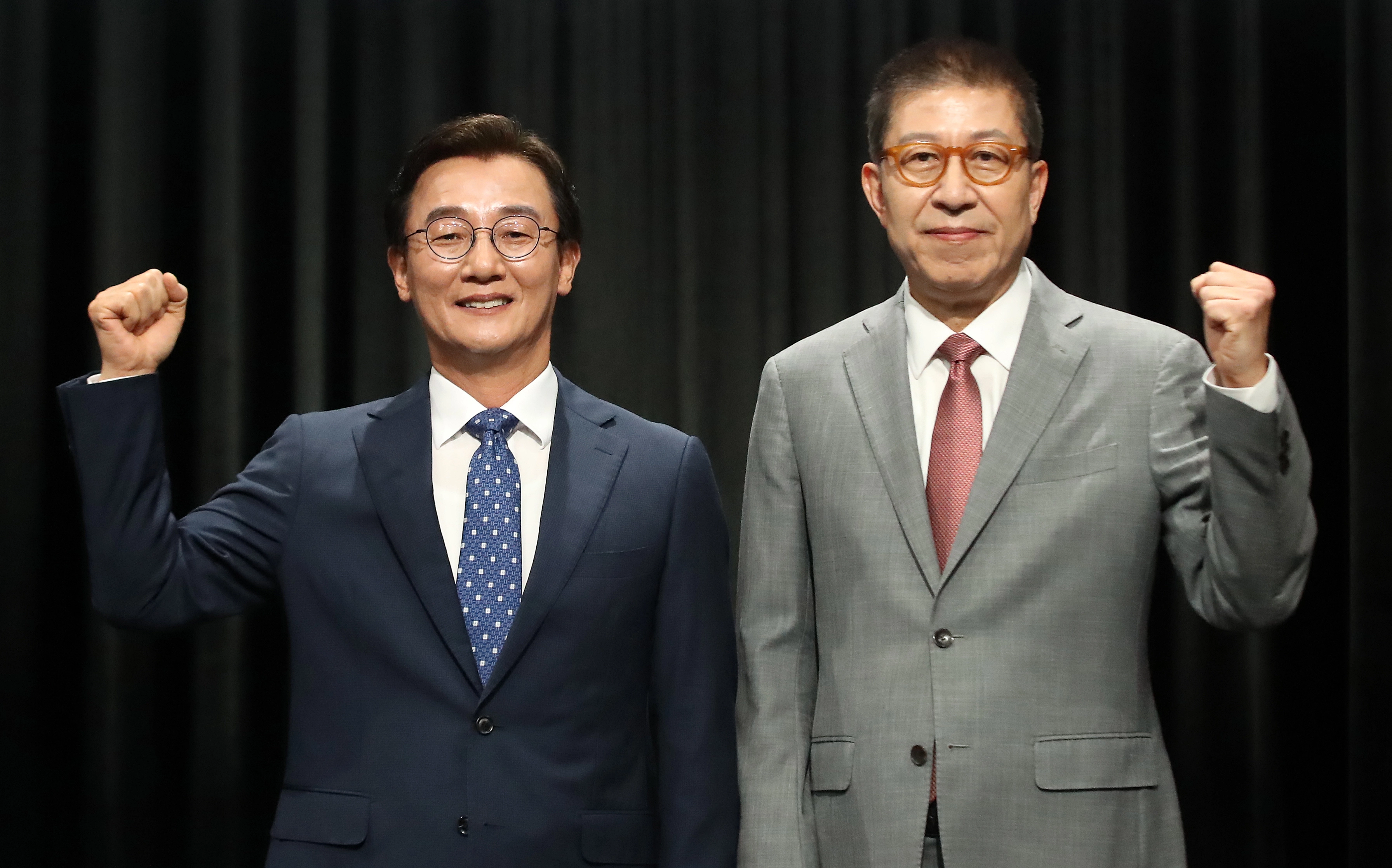 부산시장 후보 토론회 참석한 전재수·박형준  전재수 더불어민주당 부산시장 후보와 박형준 국민의힘 부산시장 후보가 12일 오후 부산 동구 부산MBC에서 열린 6·3 지방선거 부산시장 후보자 토론회에 앞서 기념촬영을 하고 있다. 2026.5.12/뉴스1