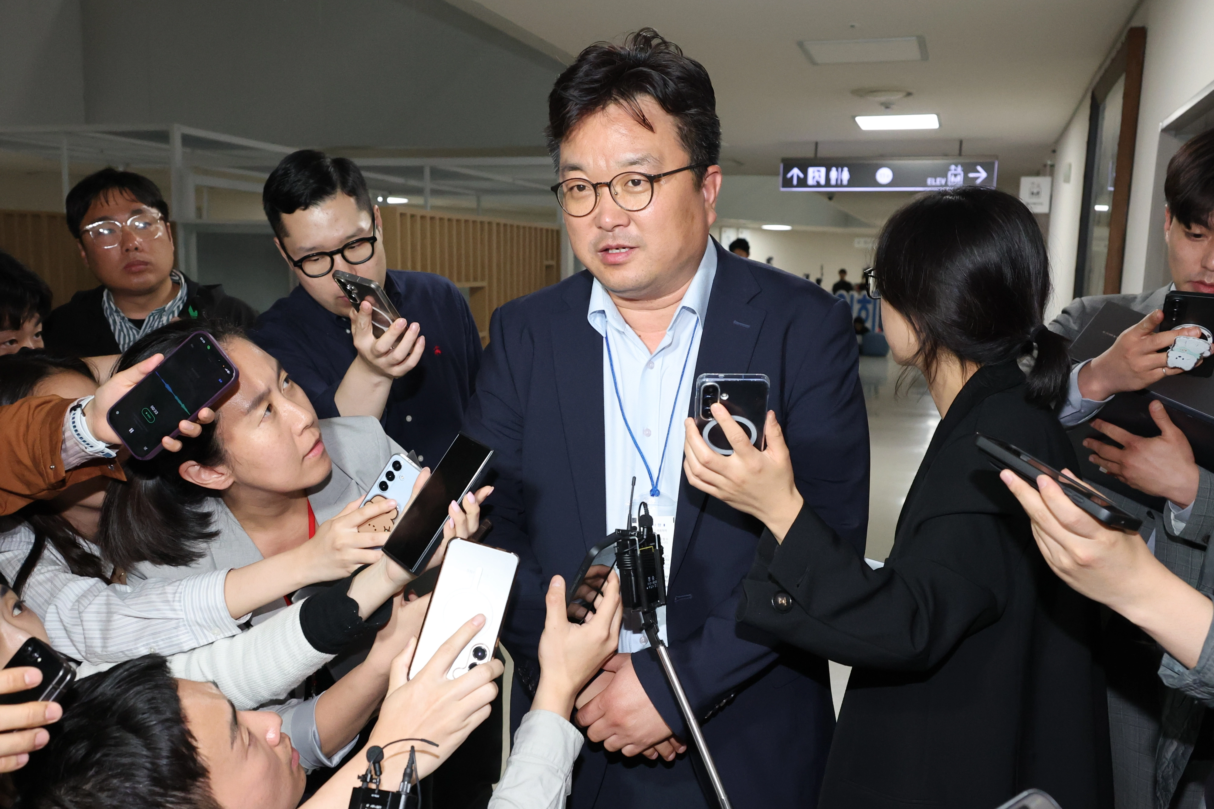 답변하는 삼성전자 김형로 부사장  삼성전자 대표교섭위원인 김형로 부사장이 13일 새벽 세종시 정부세종청사 중앙노동위원회에서 2026년 임금협약 체결을 위한 2차 사후조정이 결렬된 후 협상장을 떠나며 취재진 질문에 답하고 있다. 2026.5.13 연합뉴스