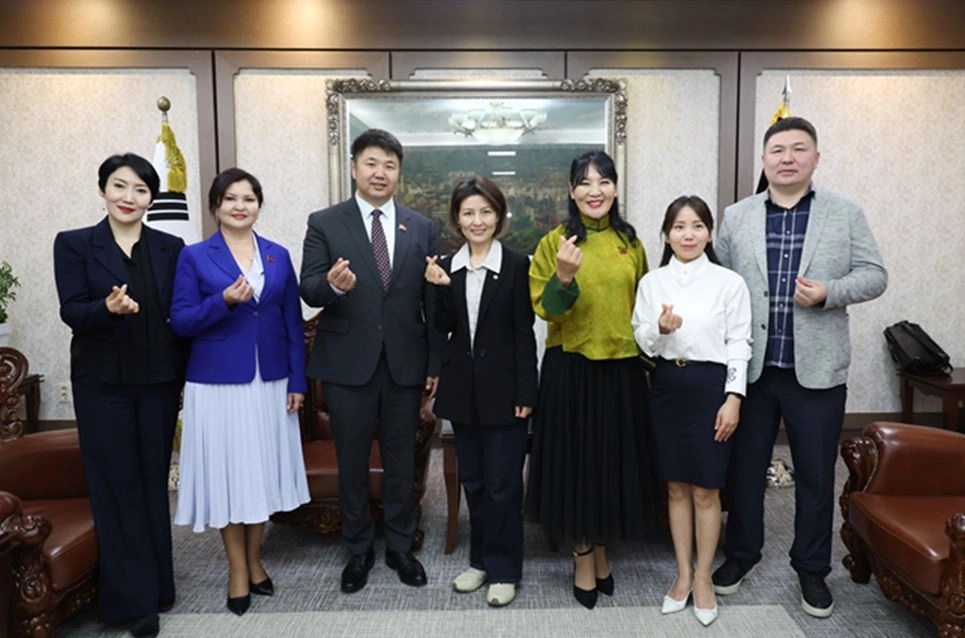 13일 서울시의회를 방문한 몽골 울란바토르시 항올구의회 대표단과 기념촬영을 하는 아이수루 시의원(가운데). 서울시의회 제공