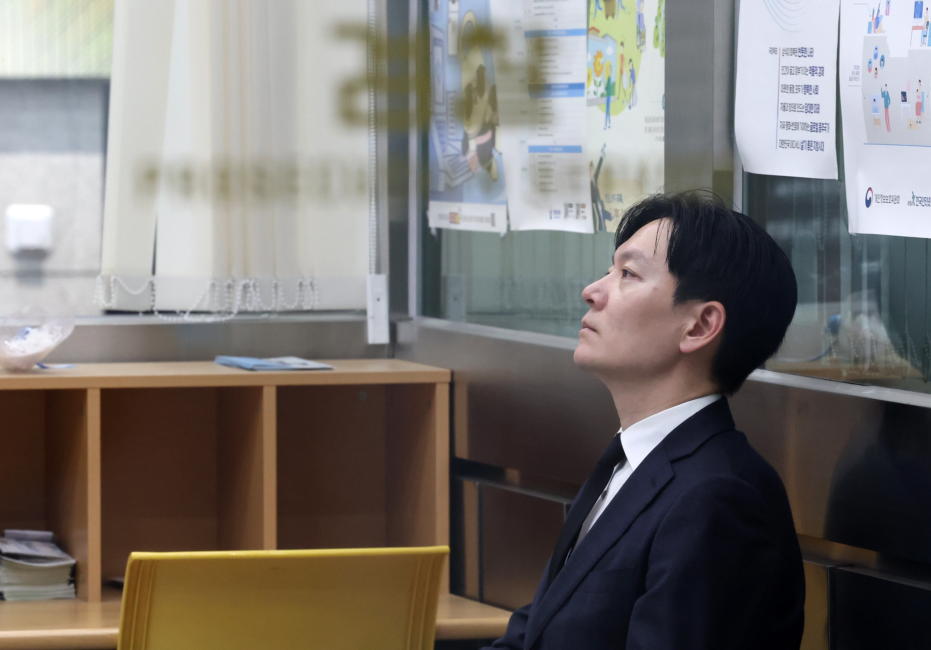 박상용 인천지검 부부장검사가 11일 서울 서초구 대검찰청에서 열리는 이른바 ‘연어 술파티 진술 회유 의혹’과 관련한 자신의 징계 여부를 논의하는 대검찰청 감찰위원회 회의에 출석을 자청하며 민원실에서 대기하고 있다. 뉴시스