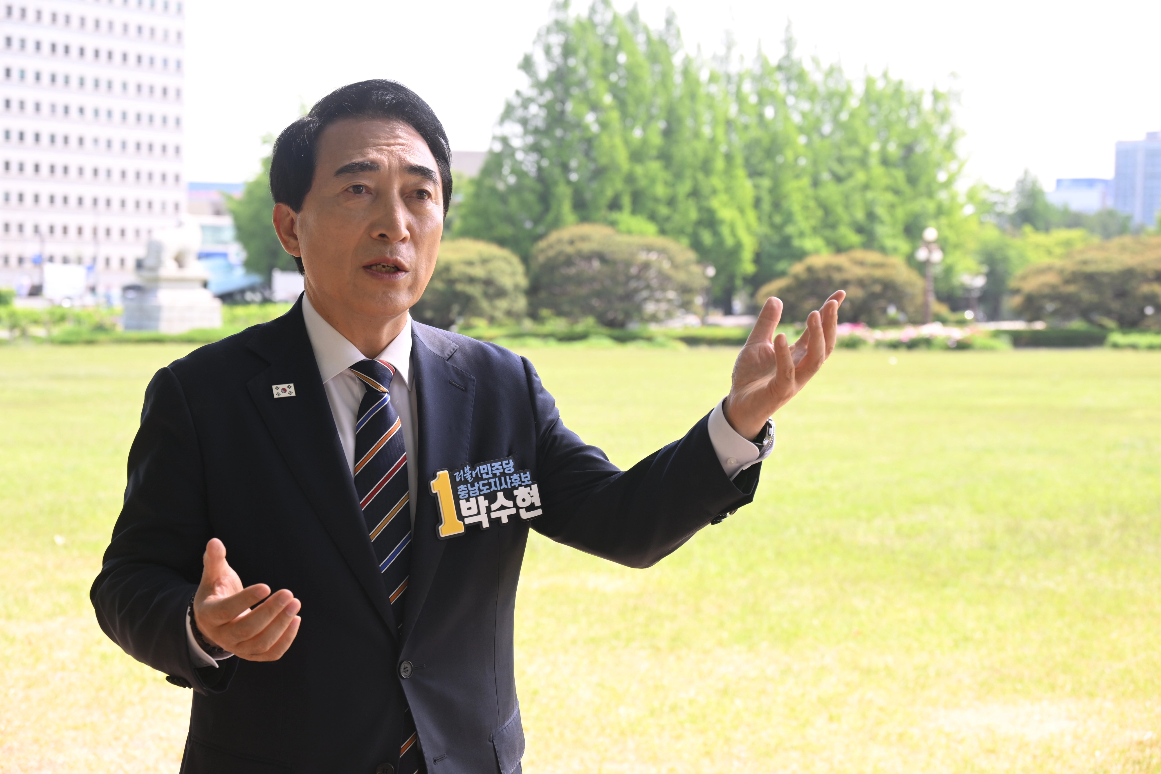 박수현 더불어민주당 충남지사 후보가 13일 국회 인근에서 진행한 서울신문과의 인터뷰에서 충남 도정에 대한 계획을 밝히고 있다. 그는 “이재명 대통령과 함께할 수 있는 지금이 충남의 구조적 소외를 끝낼 적기”라고 말했다.
안주영 전문기자