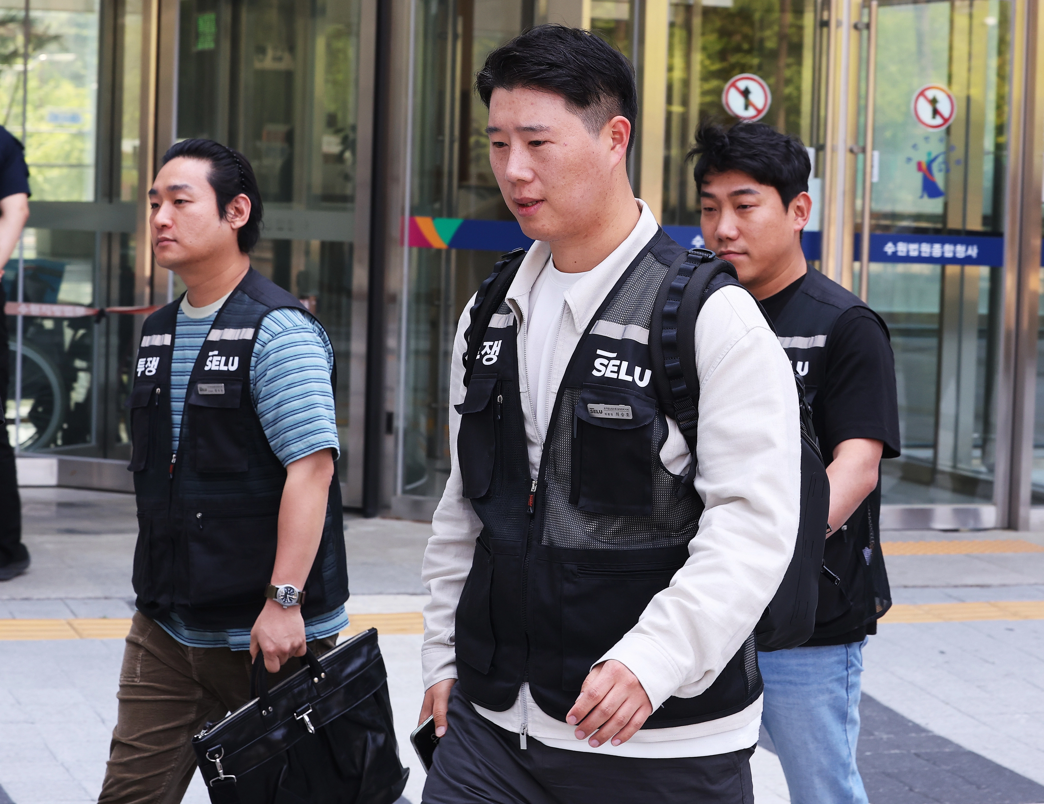 최승호 초기업노조 삼성전자지부 위원장이 13일 경기도 수원시 영통구 수원지방법원에서 열린 삼성전자가 노조를 상대로 제기한 위법 쟁의행위 금지 가처분 신청 심문을 마치고 나오고 있다. 연합뉴스