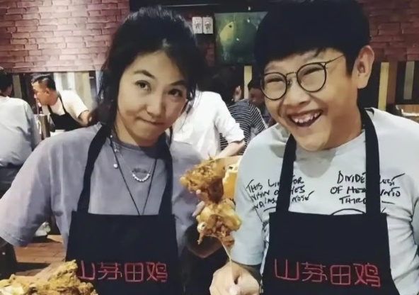 허우샹(오른쪽)과 그의 아내. SCMP 캡처