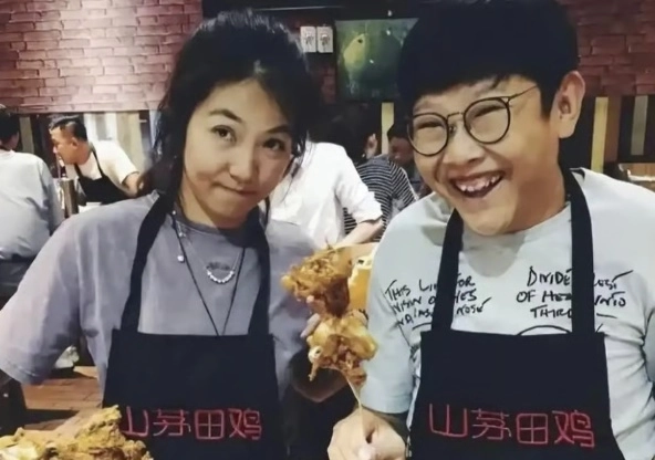 허우샹(오른쪽)과 그의 아내. SCMP 캡처